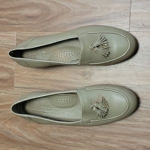 Vintage Soft spots Tassel Loafers in Taupe size 9